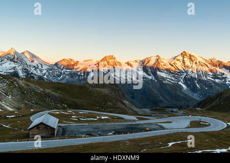 Vista della Strada alpina del Grossglockner e il Glocknergroup presso sunrise, Parco Nazionale degli Hohe Tauern, Austria Foto Stock