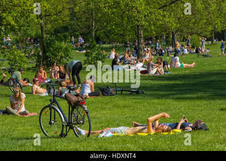 Parco Englischer Garten a Monaco di Baviera Foto Stock