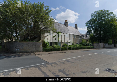 Staccato di pietra costruito casa nel grazioso villaggio di Fotheringhay, Northamptonshire, Regno Unito Foto Stock