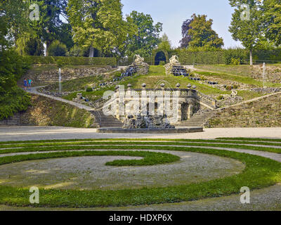 Cascata e fontana di Nettuno nel parco del Castello Fantaisie, Eckersdorf, Alta Franconia, Baviera, Germania Foto Stock