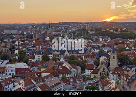 Vista su Erfurt con ruota panoramica Ferris al tramonto, Erfurt, Turingia, Germania Foto Stock