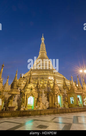 Shwedagon pagoda di notte, Yangon, myanmar Foto Stock