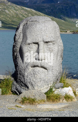 Monumento al poeta Aasmund Olavsson Vinje in Eidsbugarden sul lago Bygdin, parco nazionale di Jotunheimen, Norvegia Foto Stock