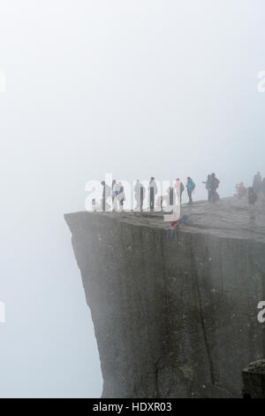 Il pulpito Rock nella nebbia, Ryfylke, Rogaland, Norvegia Foto Stock