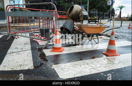 Lavori in corso sulle strade di una città a Madera Foto Stock