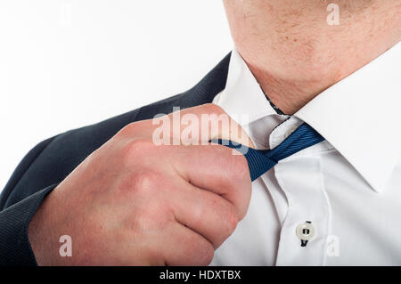 L uomo è l'allentamento di una fascetta dopo un duro lavoro Foto Stock