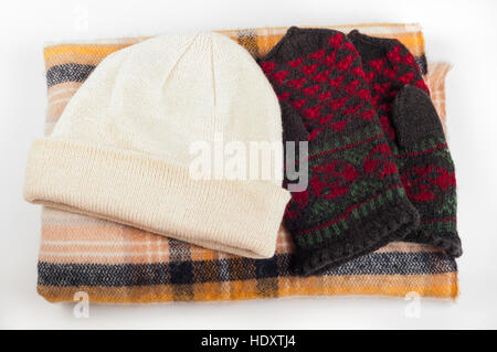 Guanti sciarpa hat su sfondo bianco Foto Stock