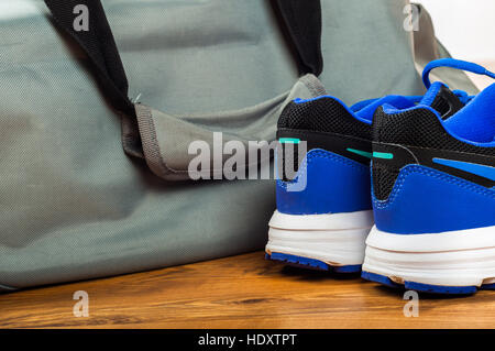 Sport borsa sul pavimento in legno Foto Stock