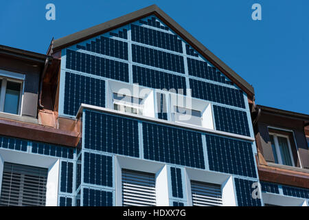 Facciata di una casa residenziale di Zurigo, Svizzera, completamente coperta da celle solari. Foto Stock