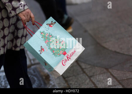 Cath Kidston agli acquirenti con il regalo di Natale i sacchetti riutilizzabili di acquisti in Liverpool One e due, Merseyside, Regno Unito Foto Stock