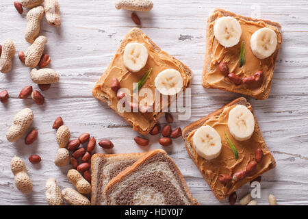 Funny panini con burro di arachidi. vista orizzontale dal di sopra Foto Stock