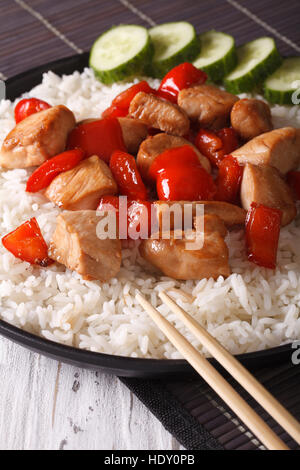 Cibo asiatico: di riso con pollo e verdure close-up, verticale Foto Stock
