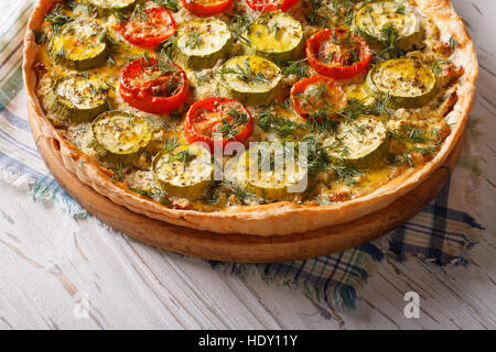 Rustico Quiche alle verdure con formaggio pomodori e zucchine primo piano orizzontale. Foto Stock