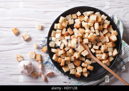 Crostini fatti in casa in una ciotola sul tavolo. vista orizzontale dal di sopra Foto Stock