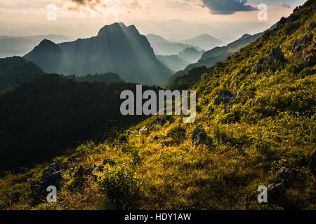 Raylight panorama al tramonto a Doi Luang Chiang Dao, alta montagna in Chiang Mai Provincia, Thailandia Foto Stock