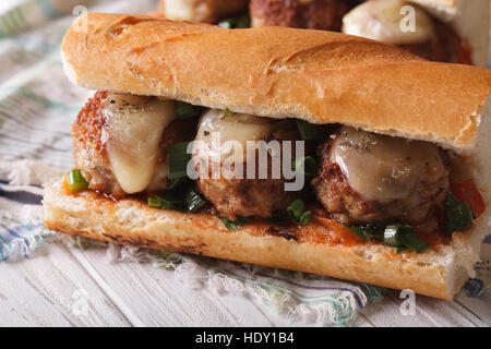 Gustoso panino con polpette di carne e salsa di close-up sul tavolo orizzontale. Foto Stock