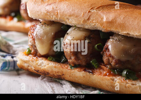 Sandwich con polpettine di carne, formaggio e pomodoro macro. orizzontale Foto Stock