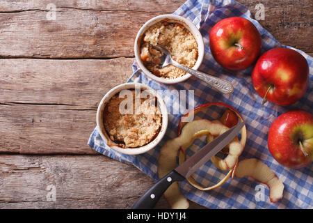 Tradizionale apple crumble nel piatto sul tavolo. vista orizzontale dal di sopra, stile rustico Foto Stock