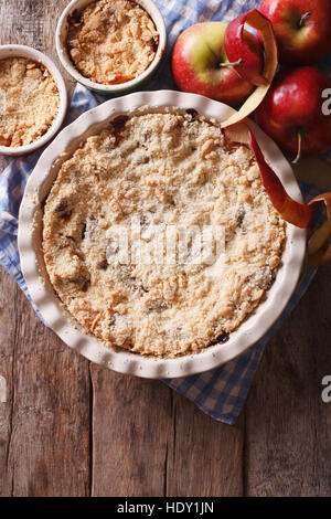 Tradizionale apple crisp close-up in una teglia. vista da sopra verticale, stile rustico Foto Stock