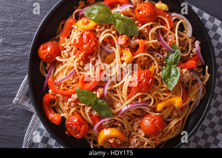 Deliziosi piatti della cucina italiana spaghetti con carne macinata e verdure close up su una piastra orizzontale di vista da sopra Foto Stock