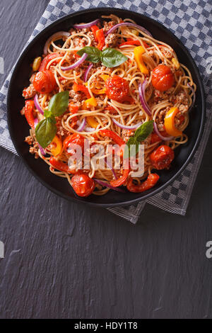 Italian spaghetti con carne macinata e verdure. verticale vista superiore Foto Stock