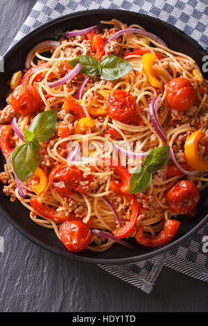 Il cibo italiano: Pasta con carne macinata e verdure di close-up. verticale vista superiore Foto Stock