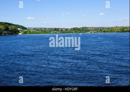 Bellissima vista sul villaggio Lbishche dal fiume Volga nella regione di Samara su un bel giorno di estate Foto Stock