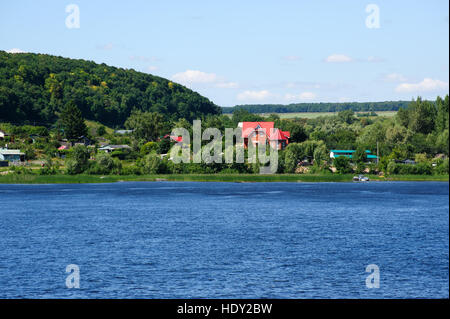Bellissima vista sul villaggio Lbishche dal fiume Volga nella regione di Samara su un bel giorno di estate Foto Stock
