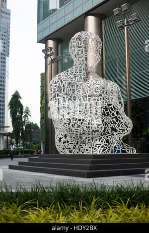 Gigantesca scultura di un uomo di lettere Foto Stock