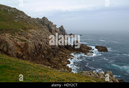 Le formazioni rocciose a Hella punto, Gwennap testa in Cornovaglia Foto Stock