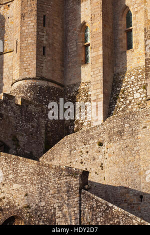 Guardando le pareti di pietra di Mont Saint Michel in Francia. Foto Stock