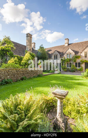 Il giardino sul retro di una delle vecchie case del borgo di Castle Combe in North Wiltshire. Foto Stock