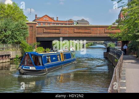 Canal Barge passando attraverso Reading Berkshire Foto Stock