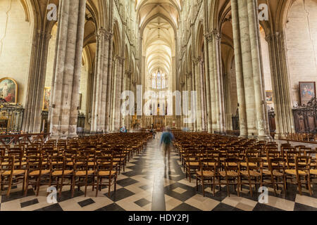 La navata centrale della cattedrale di Notre Dame d'cattedrale di Amiens nella città di Amiens. Esso è stato designato come un sito patrimonio mondiale dell'UNESCO nel 1981. Foto Stock