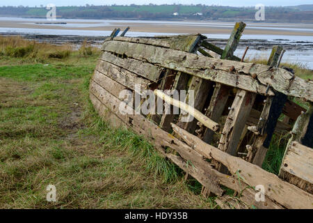 Chiatte distrutto nei pressi del villaggio di Purton Gloucestershire, sulle rive del fiume Severn Foto Stock