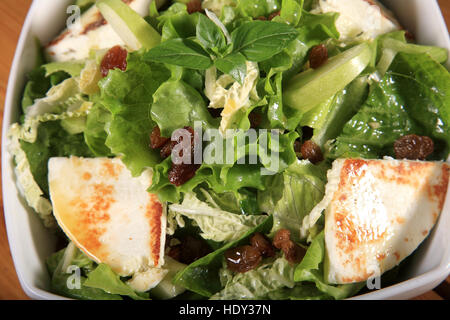 Close up di un insalata verde con formaggio e mela verde Foto Stock