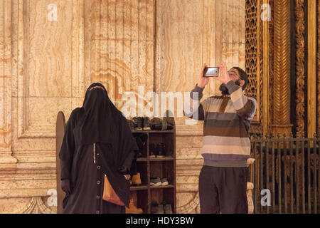 Uomo musulmano e il suo hijab moglie nella moschea di Muhammad Ali al Cairo, Egitto Foto Stock