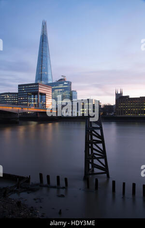 London Shard fotografata al tramonto dal lato nord del fiume Tamigi e mostra al London Bridge Foto Stock