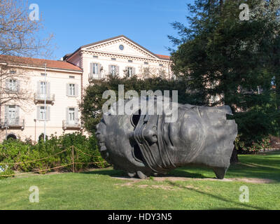 Lugano, Svizzera: il famoso monumento a forma di testa denominata "Eros bendato' artista Igor Mitoraj, prevista in onore della mostra nella stagione 2002 sponsor Foto Stock