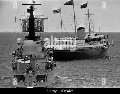 AJAX NEWS FOTO. 1977. SPITHEAD, Inghilterra. - SILVER JUBILEE FLOTTA REVIEW - il Royal Yacht Britannia con H.M.QUEEN ELIZABETH II ha avviato, con il recentemente completato cacciatorpediniere di Birmingham a poppa, IN UN SPITHEAD REVISIONE DELLA FLOTTA, luglio 1977. Foto:JONATHAN EASTLAND/AJAX REF:SJFR77 20 Foto Stock