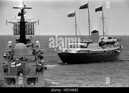 AJAX NEWS FOTO.1977. SPITHEAD, Inghilterra. - SILVER JUBILEE FLOTTA REVIEW - il Royal Yacht Britannia con H.M.QUEEN ELIZABETH II ha avviato, con il recentemente completato cacciatorpediniere di Birmingham a poppa, IN UN SPITHEAD REVISIONE DELLA FLOTTA, luglio 1977. Foto:JONATHAN EASTLAND/AJAX REF:SJFR77 21 Foto Stock