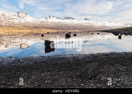 Islandese le montagne con la stupenda laguna in inverno Foto Stock