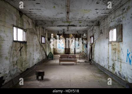 All'interno della vecchia abbandonata fabbrica di aringhe, Islanda Foto Stock