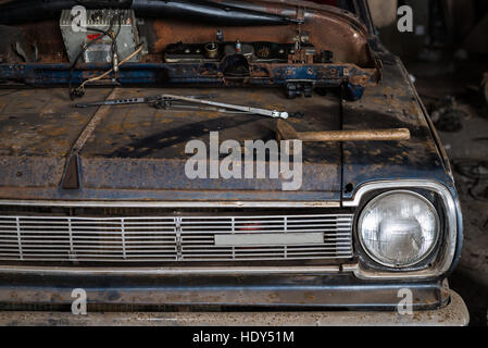 Parte anteriore della vecchia auto d'epoca in un negozio Foto Stock