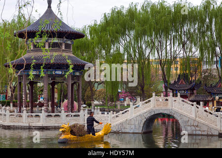 Pulizia del lago a Gao Miao tempio, Zhongwei, Ningxia, Cina Foto Stock