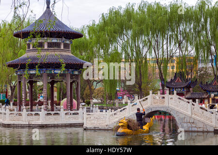 Pulizia del lago a Gao Miao tempio, Zhongwei, Ningxia, Cina Foto Stock