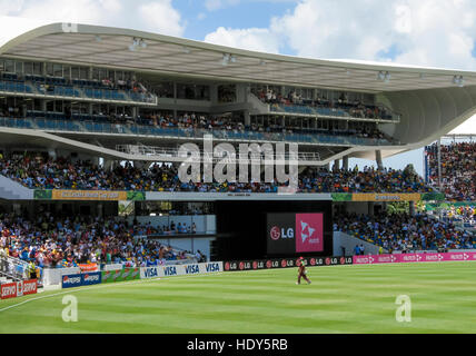 West Indian cricket legenda, Brian Lara, passeggiate al Pavillion nella sua penultima partita prima del pensionamento nel 2007, Barbados Foto Stock