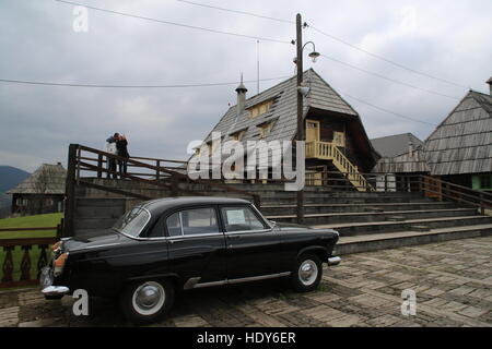 Küstendorf aka Dvengrad, film maker Emir Kusturica's etno-villaggio nel sud della Serbia di montagne, vicino Uzice, Serbia Foto Stock