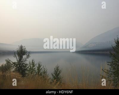 Haze Wallowa sopra il lago Foto Stock