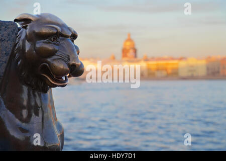 Il grifone della statua sulle rive del fiume Neva a San Pietroburgo Foto Stock